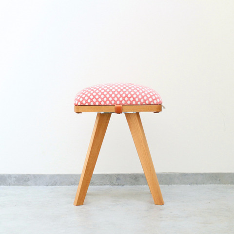 『kakumoko』  stool /pink dot & oak（無垢材）
