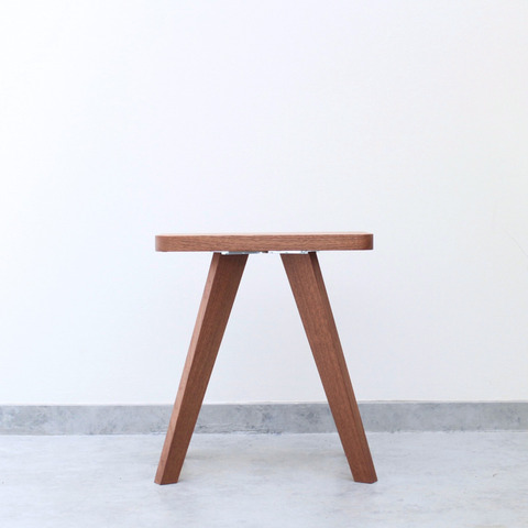 シンプルな木のスツール『kakumoko』stool / & walnut（無垢材）